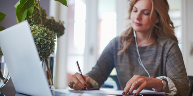 Mulher trabalhando em homeoffice