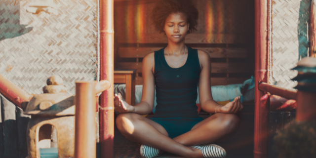Mulher meditando em casa