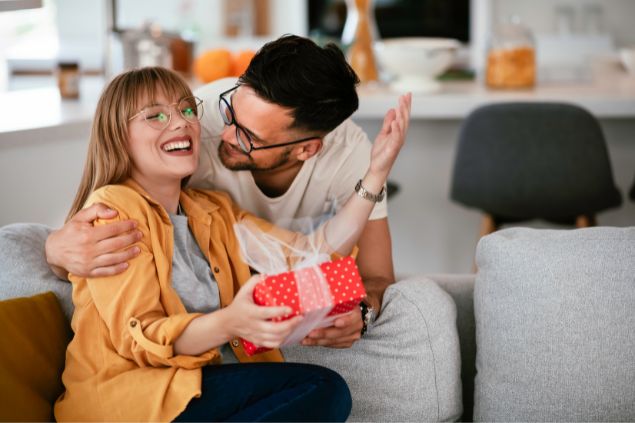 Homem dando presente surpresa para mulher