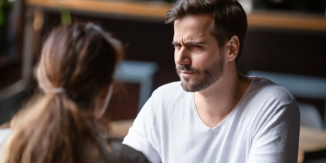 Homem com olhar sério durante um encontro