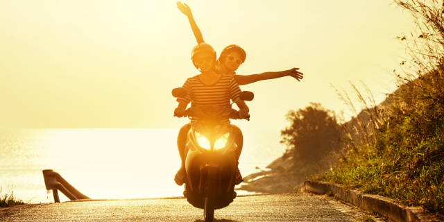 Casal feliz andando de moto juntos