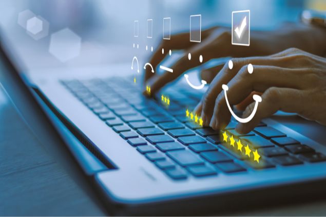 Pessoa digitando em um notebook