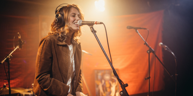 Cantora performando no palco