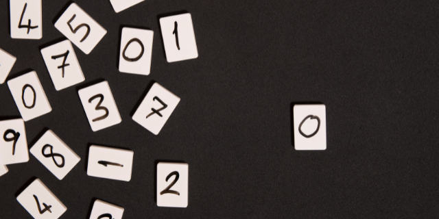 Números escritos no papel espalhados no chão com o número 