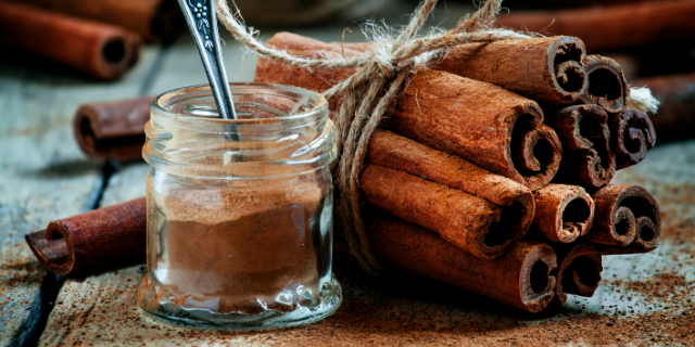 Potinho com canela em pó e canela em pau