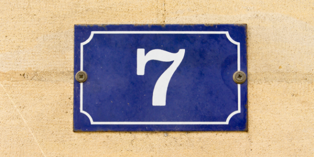 número 7 em placa de rua