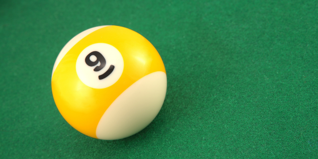 Bola de bilhar amarela com o número 9