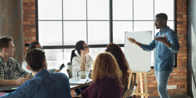 Homem apresentando reunião no escritório