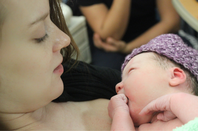 mulher com bebê no colo