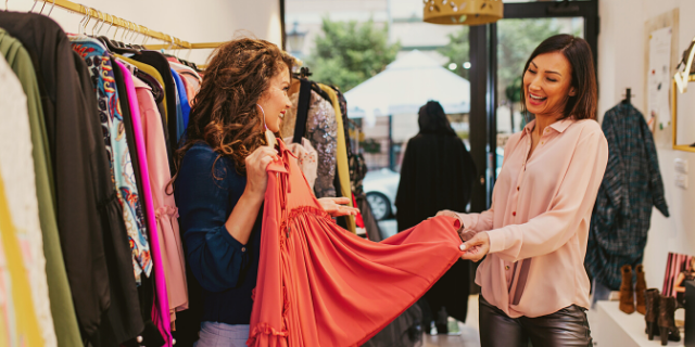 Amigas comprando roupas juntas