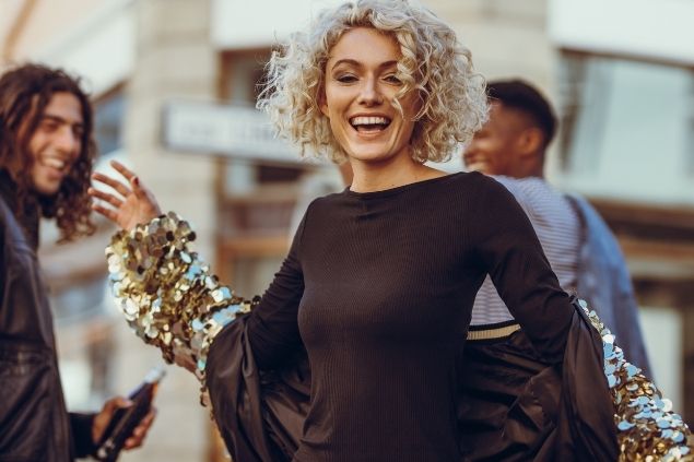 Mulher feliz dançando com amigos