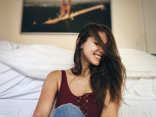 jullymalynovska / Reshot Mulher branca sorrindo.
