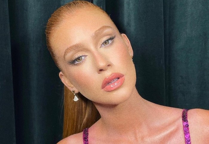 Marina Ruy Barbosa olhando para frente