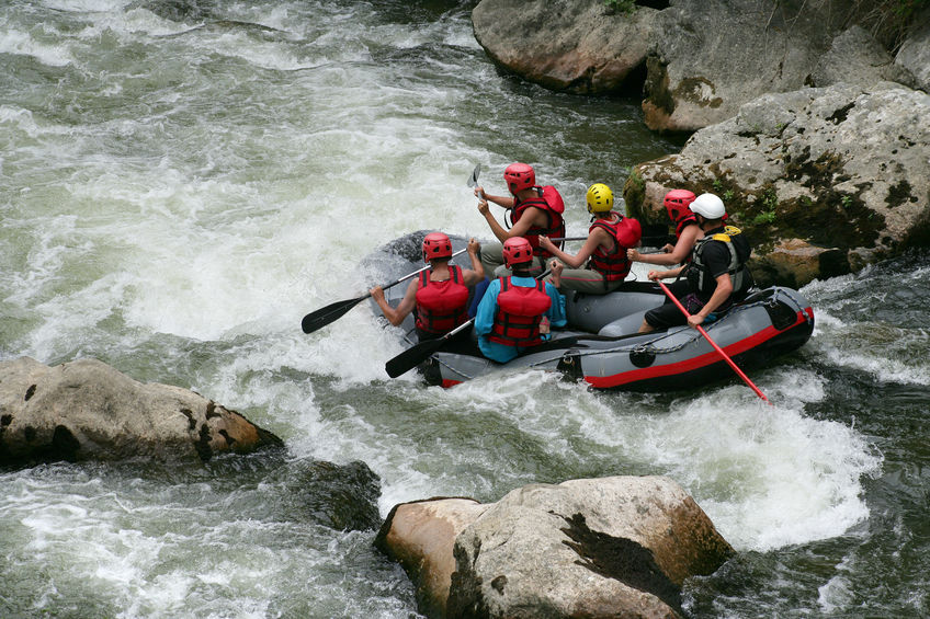 Grupos de pessoas praticando rafting