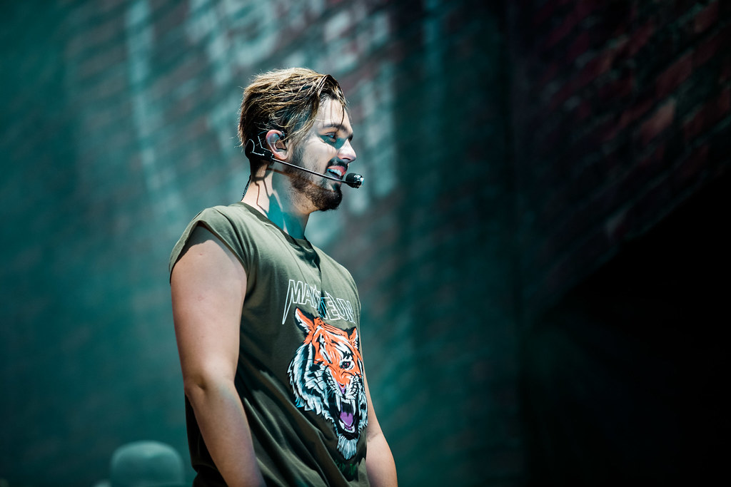 Luan Santana cantando no palco