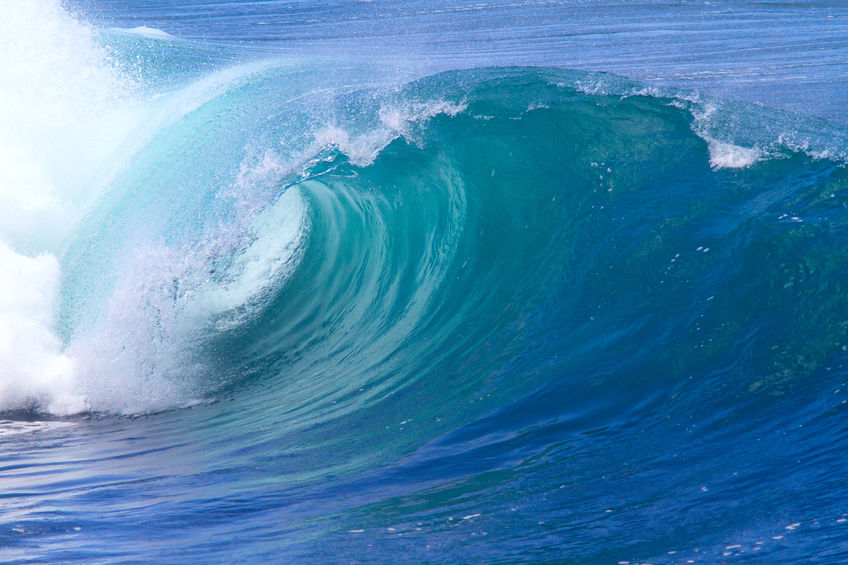 Onda gigante de águas claras