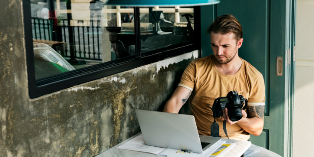 Jornalista em um café trabalhando no notebook