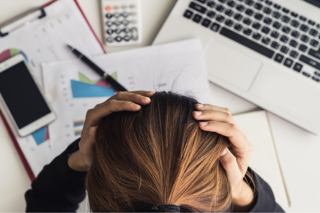 Mulher estressada no escritório
