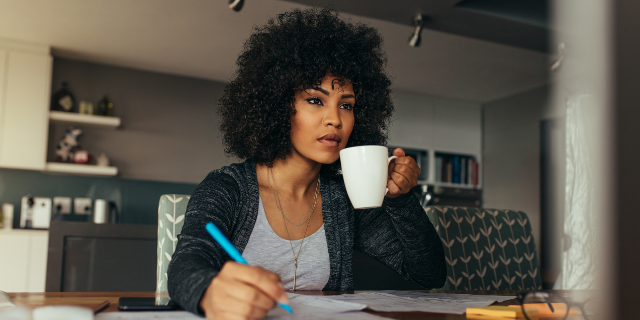 Mulher trabalhando em home office