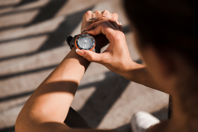 Homem olhando para relógio de pulso