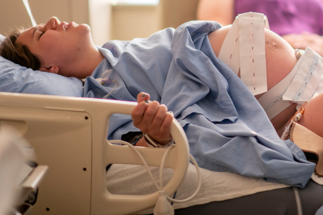 mulher grávida com contrações no hospital