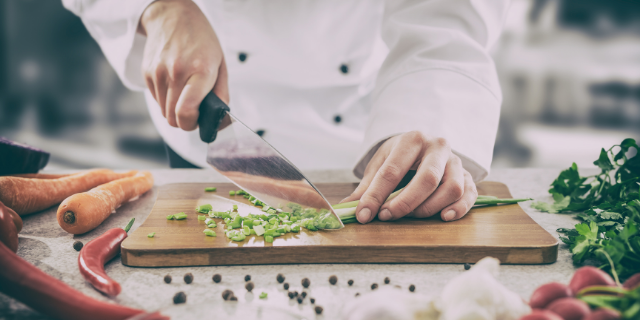 Chef de cozinha preparando comida