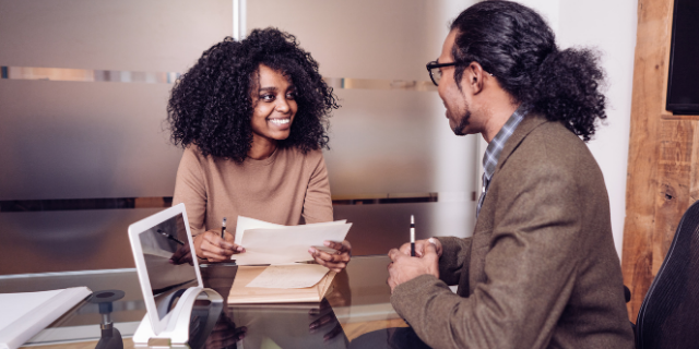 Homem sorridente na entrevista de emprego