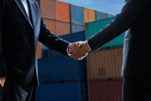 aperto de mãos fechando negocio