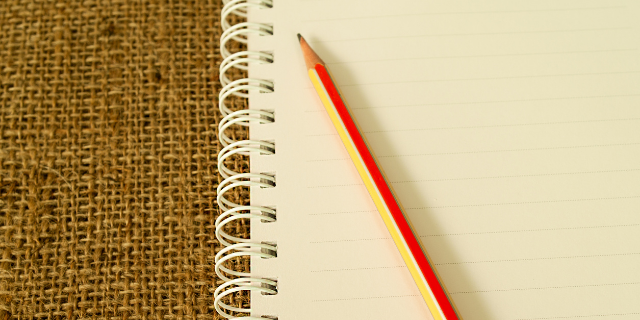 Diário aberto sobre a mesa com lápis