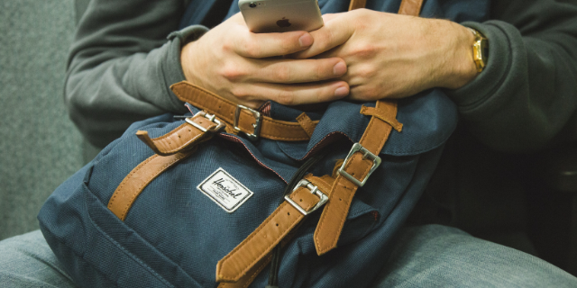 pessoa sentada mexendo no celular