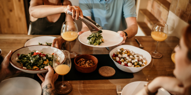 Amigos almoçando comida vegana
