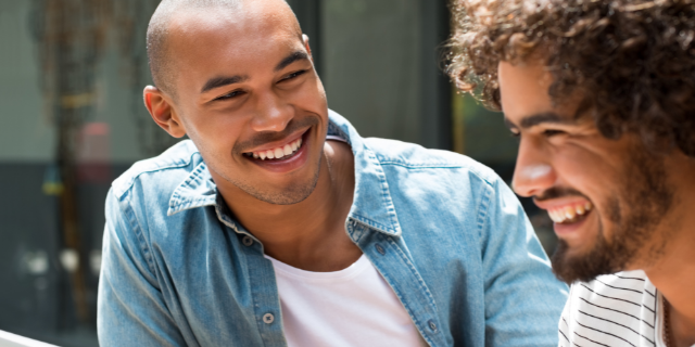 Dois amigos sorrindo juntos e conversando