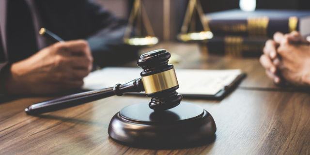 Advogado trabalhado em escritório