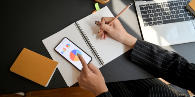 Pessoa analisando gráfico de estatista no celular