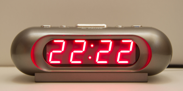 Relógio digital indicando o horário 