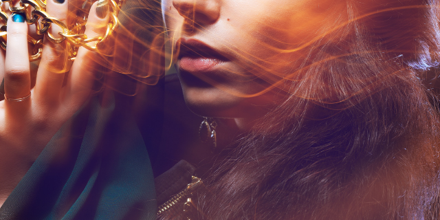 Mulher cigana com véu no rosto