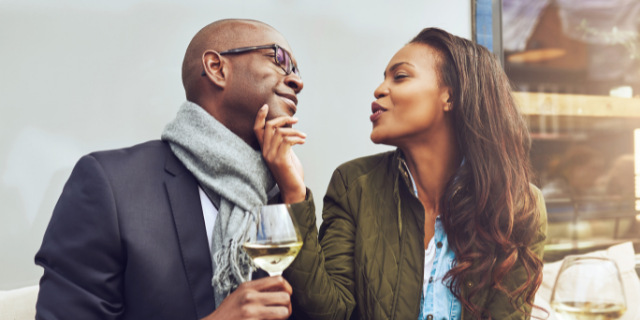 Casal flertando durante jantar