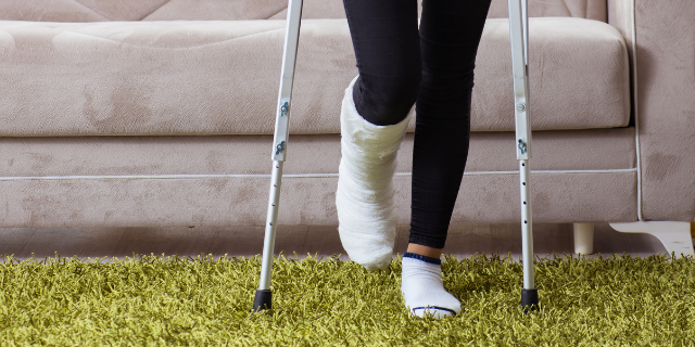 pessoa com a perna quebrada