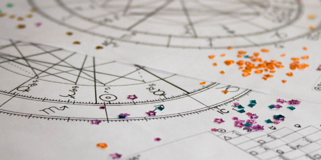 desenho de um mapa astral sobre uma mesa