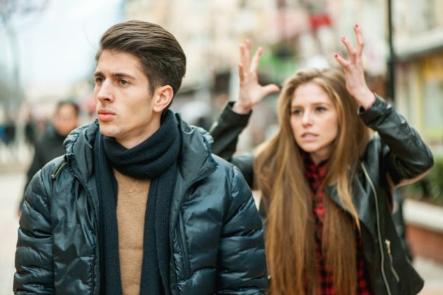 Mulher brava com o homem