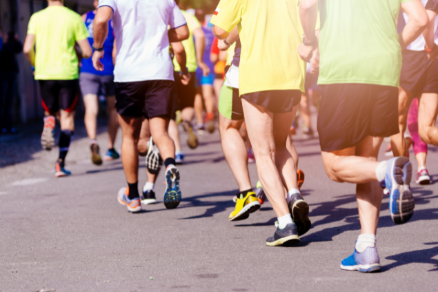 Pessoas correndo na rua