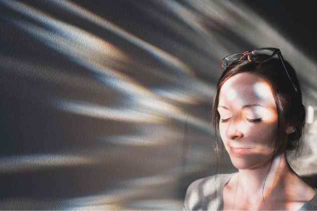 Mulher sob luz de um prisma