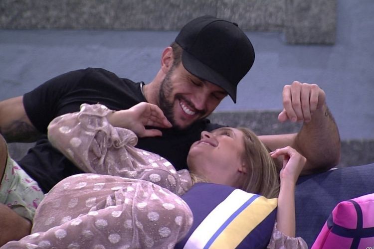 Carla Diaz e Arthur Picoli.