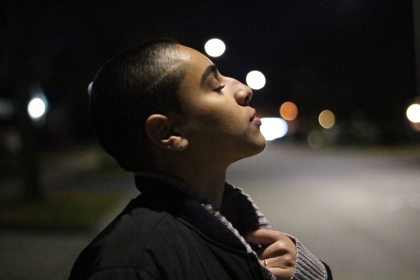 Perfil de mulher branca de olhos fechados na rua,