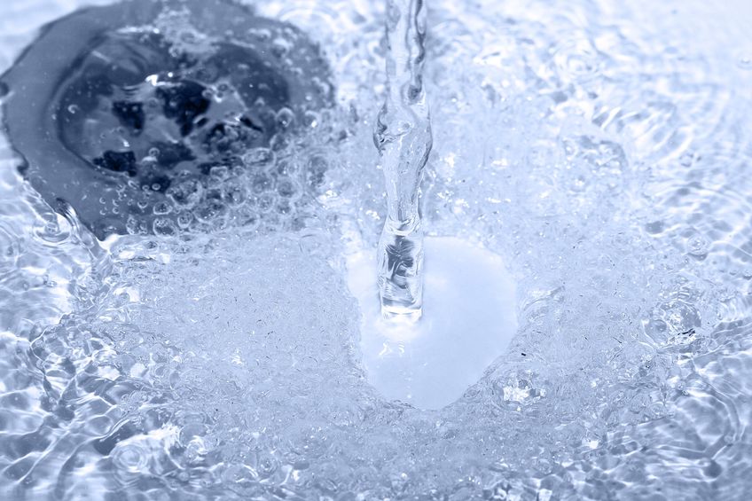 Água corrente caindo pelo ralo