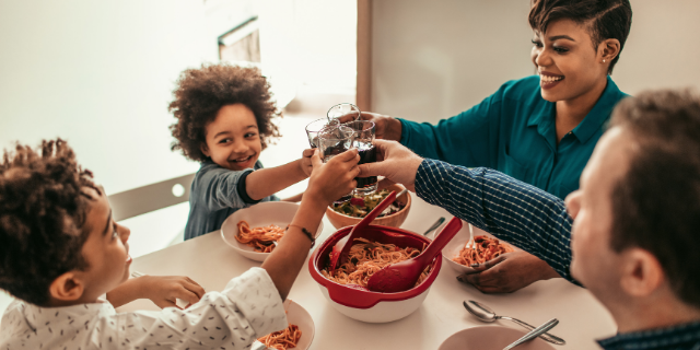 Família feliz almoçando juntos