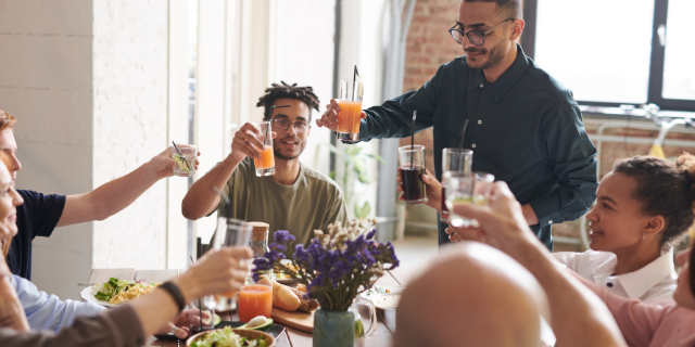 Família fazendo uma refeição juntos