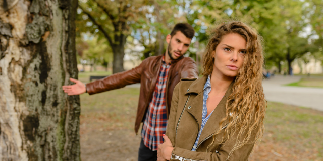 Mulher se afastando de homem depois de discussão