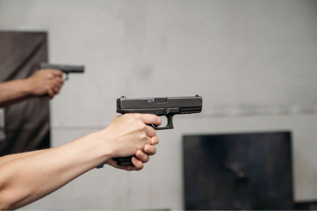 pessoas disparando arma de fogo