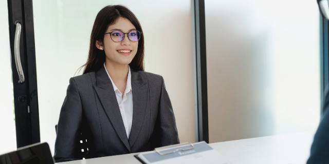 Mulher nervosa na entrevista de emprego